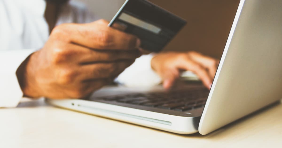Tấn Công Phishing Bằng AI Năm 2026: Cách Kẻ Gian Nhắm Vào Doanh Nghiệp Nhỏ 10–30 Người