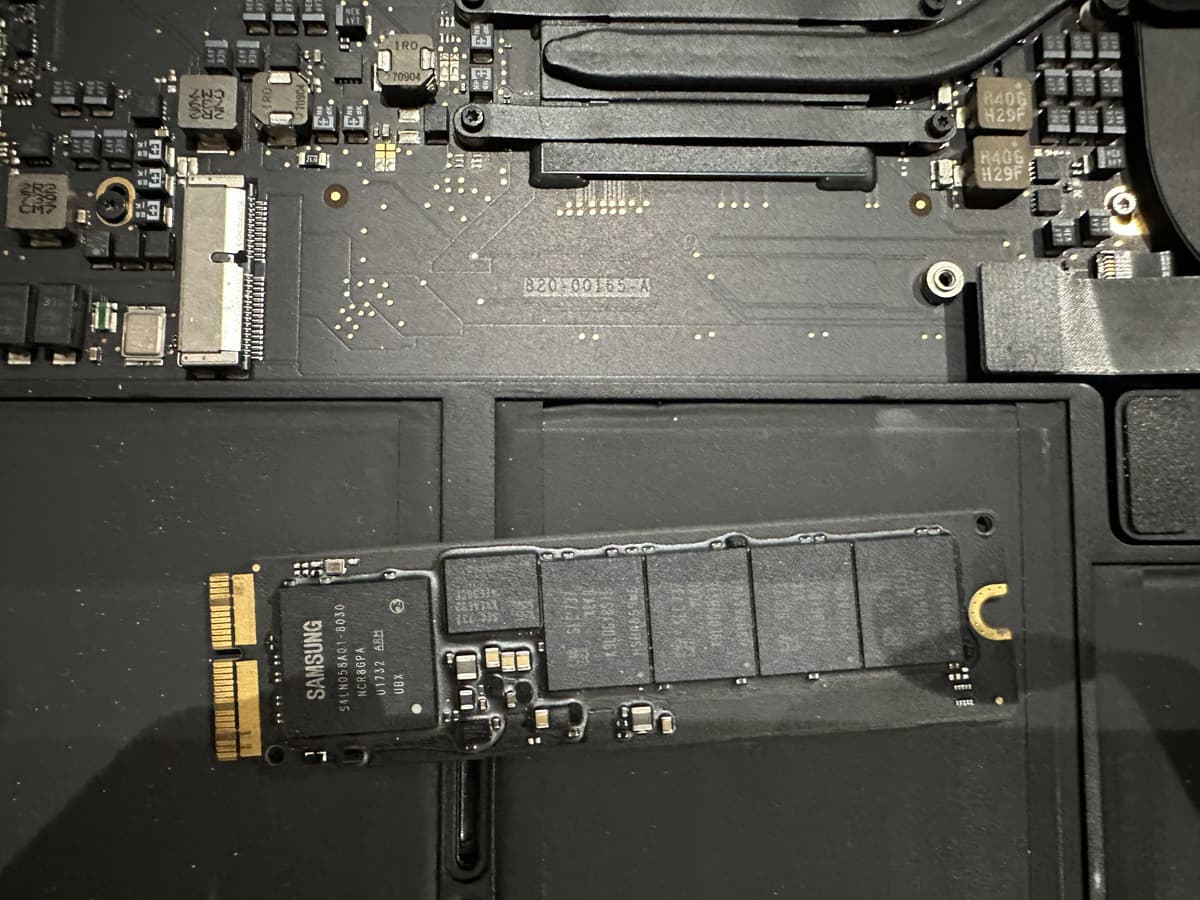MacBook Air 2017 hư ổ cứng, thay ổ mới và cài ok ngon lành.