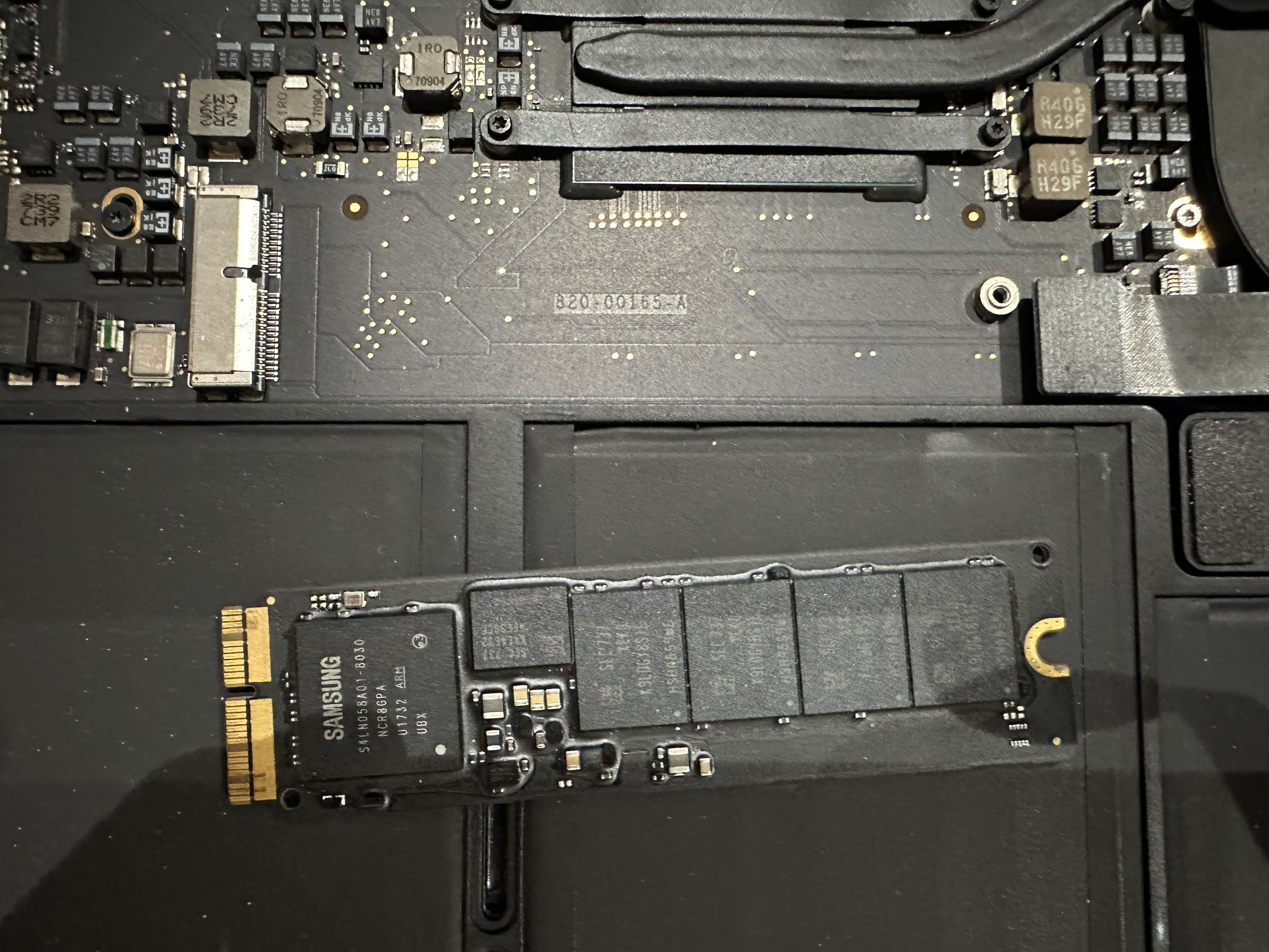 MacBook Air 2017 hư ổ cứng, thay ổ mới và cài ok ngon lành.