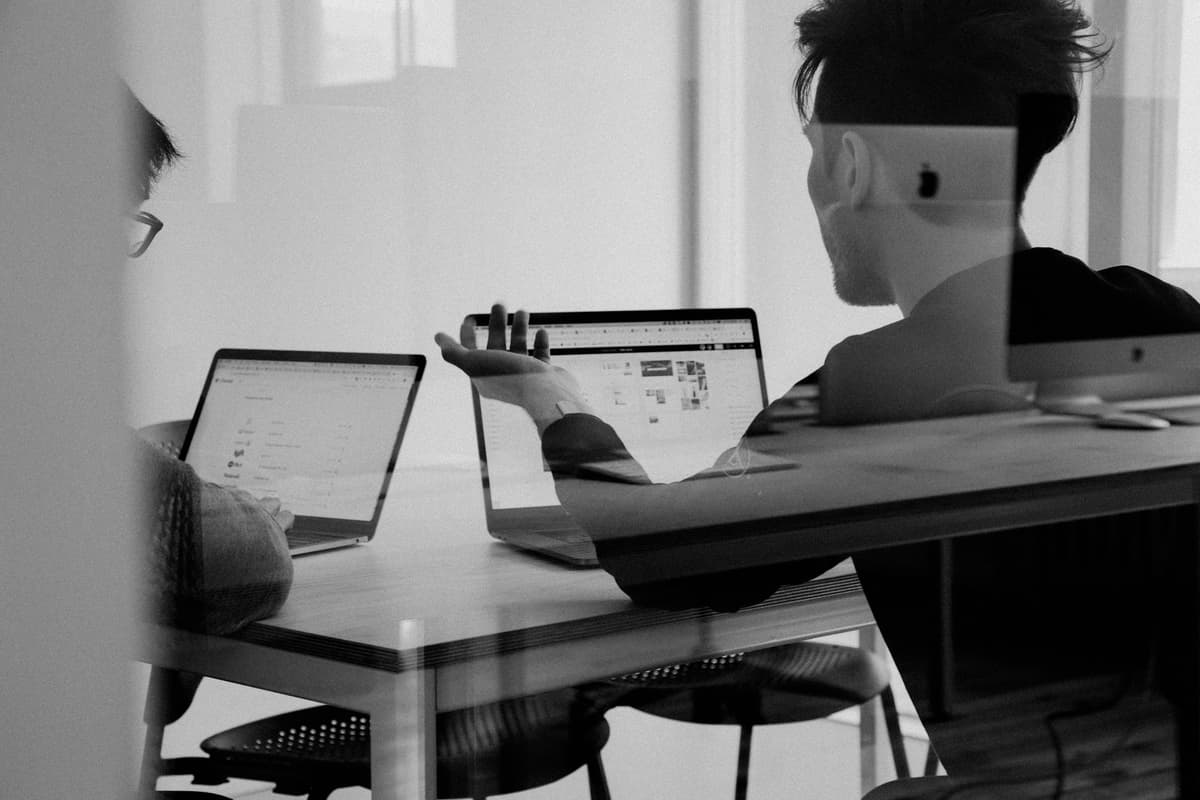 Thuê IT Outsource hay Tuyển IT Nội Bộ? So Sánh Chi Tiết 2026