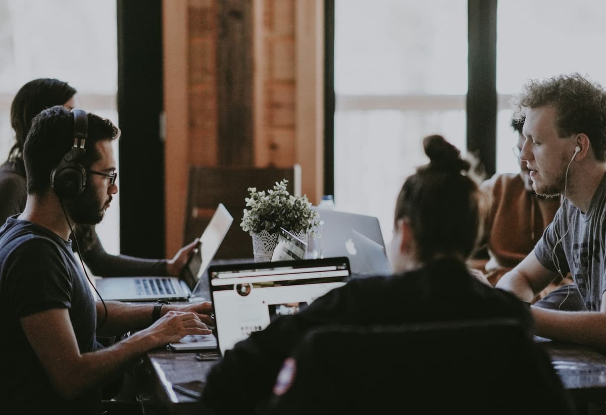 Thuê IT Outsource Hay Tuyển IT Nội Bộ: So Sánh Chi Phí Thực Tế 2026